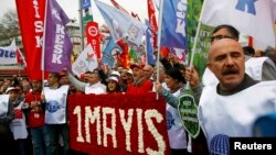 Участники протестного выступления в Стамбуле. 1 мая 2015 года.