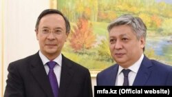 Министр иностранных дел Казахстана Кайрат Абдрахманов (слева) и министр иностранных дел Кыргызстана Эрлан Абдылдаев. Самарканд, 9 ноября 2017 года.