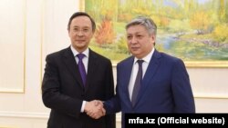 Министр иностранных дел Казахстана Кайрат Абдрахманов (слева) и министр иностранных дел Кыргызстана Эрлан Абдылдаев. Самарканд, 9 ноября 2017 года.