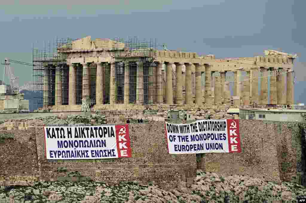 Natpisi koje je Komunistička partija postavila ispred Akropolja i Partenona na kojima pi&scaron;e &quot;Dole diktatura i monopol EU&quot; 11. februara