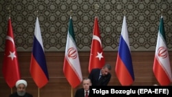 Recep Tayyip Erdogan (ortada), Vladimir Putin (sağda) və Hassan Rohani, arxiv fotosu