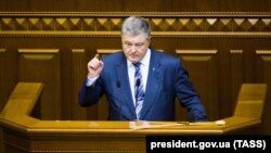 Президент Украины Петр Порошенко во время выступления на заседании Верховной Рады, где проходили рассмотрение законопроекта о курсе Украины на вступление в НАТО и ЕС, 22 ноября 2018 г.