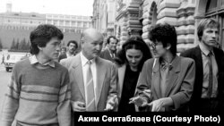 Группа активистов крымскотатарского национального движения в Москве, 1988 год