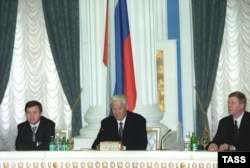Слева направо: Валентин Юмашев, Борис Ельцин, Анатолий Чубайс. Июнь 1997 года