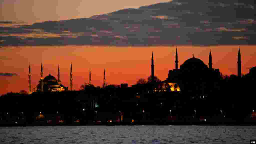 Осень в Стамбуле. Там вдали купола знаменитых на весь мир Айя Софии и Голубой мечети
