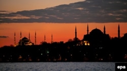 Стамбул. Вид на Голубую месеть и мечеть Айя-София через залив Золотой Рог