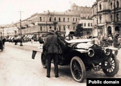 Німецький патруль на тодішній Думській площі (тепер майдан Незалежності) в Києві, літо 1918 року