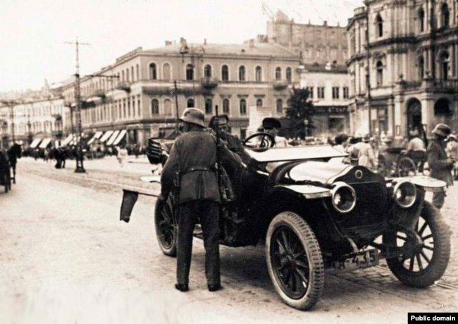Німецький патруль на Думській площі (тепер майдан Незалежності) літо 1918 року