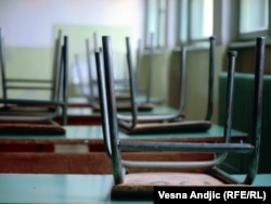 Ministria serbe e Arsimit, e cila e ka fjalën e fundit në miratimin e teksteve shkollore, nuk u është përgjigjur pyetjeve të REL-it.
