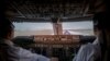 Вид на кабину экипажа на борту самолета