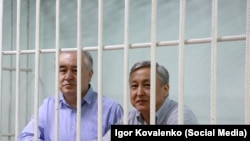 Лидер партии «Ата Мекен» Омурбек Текебаев (слева) и бывший министр по ЧС Кыргызстана Дуйшенкул Чотонов во время суда по их делу. Бишкек, 11 августа 2017 года.