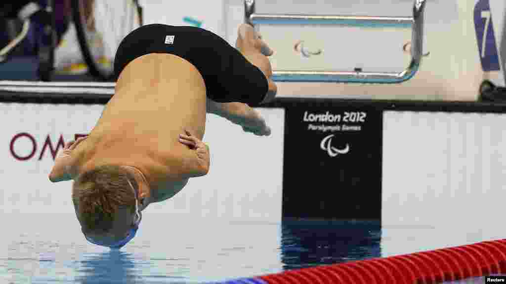 Russia&#39;s Aleksei Lyzhikhin starts a men&#39;s 50-meter freestyle heat during the London 2012 Paralympic Games at the Aquatics Centre in London. (REUTERS/Stefan Wermuth)