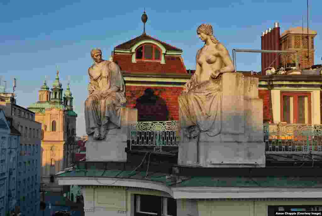 Скульптури Ладіслава Шалоуна на розі даху будівлі Новоміської ратуші