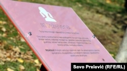 Posmrtni plakat u roze boji, koji simbolizuje „Neželjenu“ i nerođenu djevojčicu