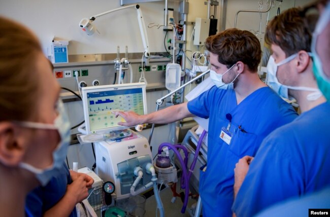 Një spital në Hamburg i pajisur me sistem respirator për pacientët e infektuar me COVID-19.v