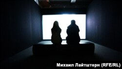 Посетители выставки перед показом слайд-шоу