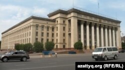 Бывшее здание парламента Казахстана. Ныне — Казахстанско-Британский университет
