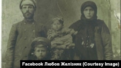 Розкуркулені: Петро Максимейко із дружиною Євдокією і двома дітьми