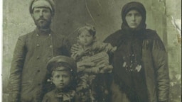 Розкуркулені: Петро Максимейко із дружиною Євдокією і двома дітьми