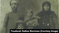 Розкуркулена родина Максимейків із Полтавщини. Петро Максимейко із дружиною Євдокією і двома дітьми.