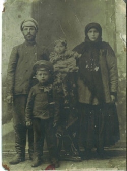 Петро Максимейко із дружиною Євдокією і дітьми. Старший хлопчик – Павло, дід Любові Желізняк
