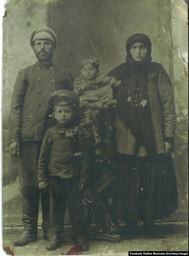 Петро Максимейко із дружиною Євдокією і дітьми. Старший хлопчик – Павло, дід Любові Желізняк