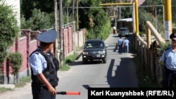 Терроризмге қатысы болуы мүмкін бес күдіктімен атыс болған көше. Алматы облысы, Қарасай ауданы, 17 тамыз 2012 жыл.