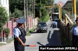 Жолдағы көлік қозғалысын реттеп тұрған полиция қызметкері. Алматы. 17 тамыз 2012 жыл.