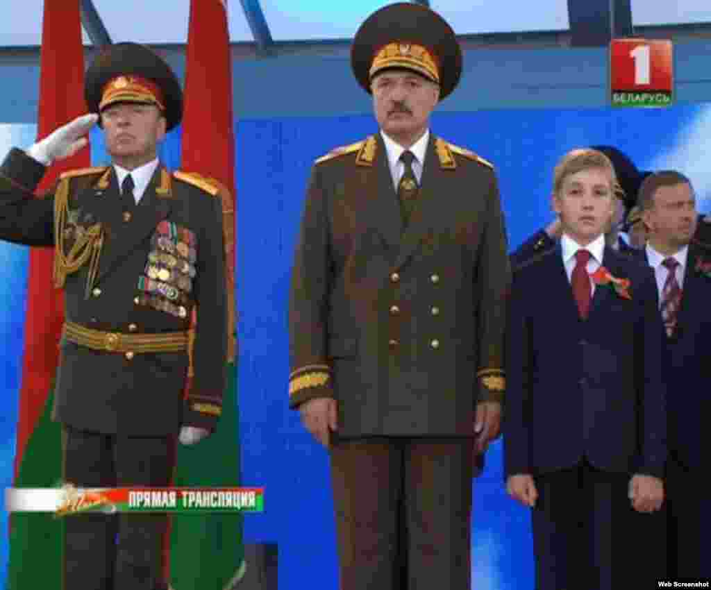 Аляксандар Лукашэнка з сынам Колем прымае парад 3 ліпеня 2014 года.