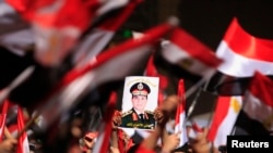 У египетских военных тоже хватает сторонников. Они поддерживают генерала ас-Сиси (на портрете), сместившего президента Мурси