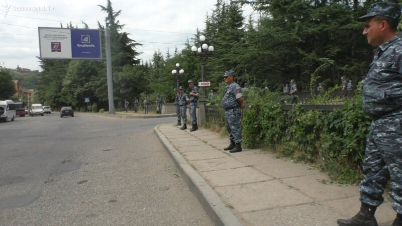 В Иджеван доставлено большое число полицейских