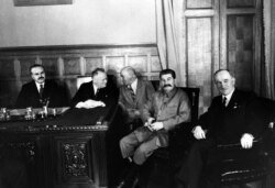 Президент ЧСР Эдвард Бенеш (справа) на переговорах с Иосифом Сталиным в Москве, 1935 год