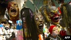 ABŞ. -- Halloween maskaları New York-dakı dükanın vitrinində, 30 oktyabr 2013