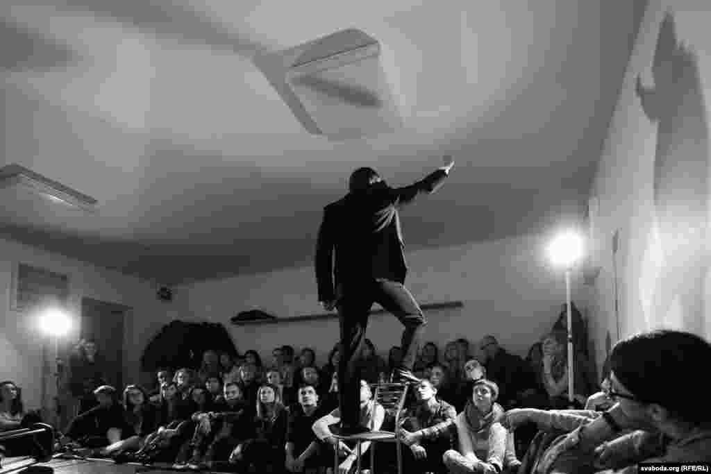 Падпольны спэктакаль &laquo;Свабоднага тэатру&raquo; ў Менску, 7 сакавіка 2015.