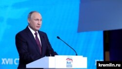 Президент России Владимир Путин на съезде "Единой России" (архивное фото)