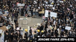 Протестувальники в залі прибуття Міжнародного аеропорту Гонконгу, 26 липня 2019 року
