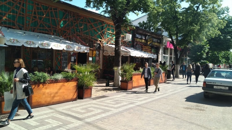 COVID-19: в центре Симферополя открылись летние площадки кафе (+фото)