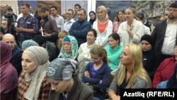 Родительское собрание против закрытия в Казани татарской школы (архивное фото)