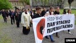 Під час вшанування пам’яті загиблих в роки Другої світової війни в День пам'яті та примирення, у Львові, 8 травня 2016 року