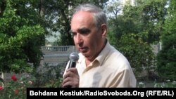 Український перекладач Сергій Борщевський читає власні переклади віршів білоруського опозиціонера Володимира Некляєва на фестивалі «Голосіївська осінь», 15 вересня 2012 року