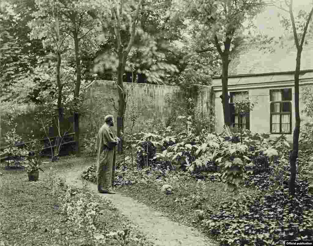 Klimt fotografiat &icirc;n grădina studioului său.