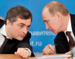 Архівне фото: Владислав Сурков (ліворуч) і тодішній прем'єр-міністр Росії Володимир Путін