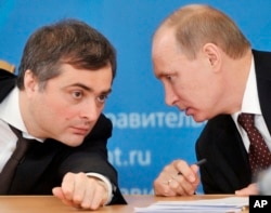 Владислав Сурков (зліва) і Володимир Путін (праворуч)