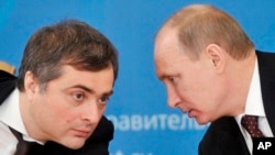 Vladimir Putin (sağda) və Vladislav Surkov, arxiv fotosu