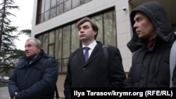 Журналіст Микола Семена, адвокати Олександр Попков і Еміль Курбедінов, 18 грудня 2017 року