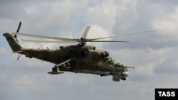 რუსეთის მი-24 ვერტმფრენი სირიაში, ჰმეიმიმის სამხედრო ბაზის თავზე.