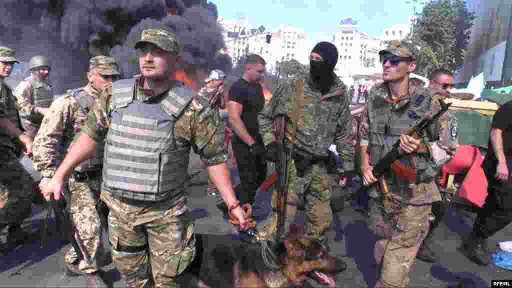 7 августа в&nbsp;центре Киева произошли столкновения между представителями так называемой самообороны Майдана&nbsp;и милицией. Беспорядки возникли после того, как сотрудники коммунальных служб приступили к разбору баррикад. Власти Киева после выборов президента в мае 2014 года неоднократно предпринимали попытки навести порядок на Майдане Незалежности, однако всякий раз они сталкиваются с противодействием стоящих на площади.&nbsp;