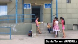Дети у центра в Актау, где предоставили комнаты этническим казахам, приехавшим на историческую родину из-за рубежа. Июнь 2017 года.