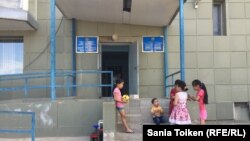 Оралман отбасылар тұратын орталықта есік алдында ойнап жүрген балалар. 2017 жыл. Көрнекі сурет.