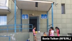 Дети играют перед центром временного размещения репатриантов в городе Актау. 2017 год